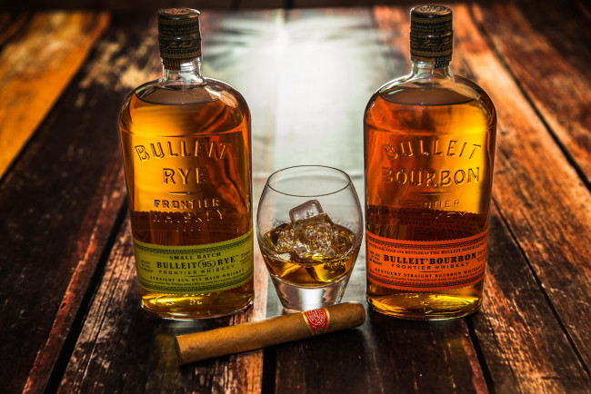 Обои картинки фото bulleit rye and bulleit bourbon, бренды, бренды напитков , разное, бурбон, виски