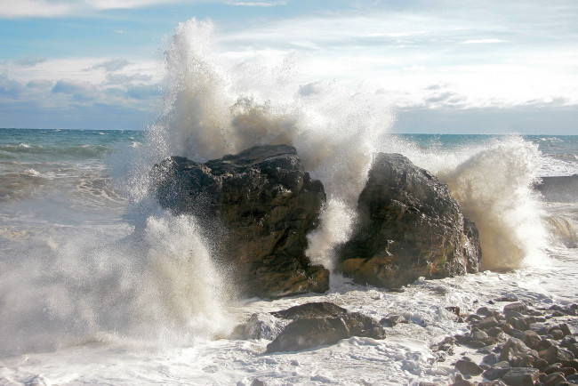 Обои картинки фото природа, стихия, камни, море, берег, вода, волна, брызги