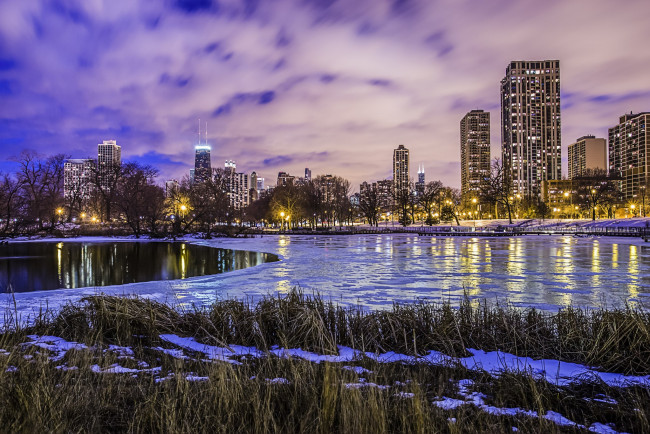 Обои картинки фото города, Чикаго , сша, облака, огни, вечер, зима, озеро, лёд, америка, иллинойс, чикаго, небоскребы, вода