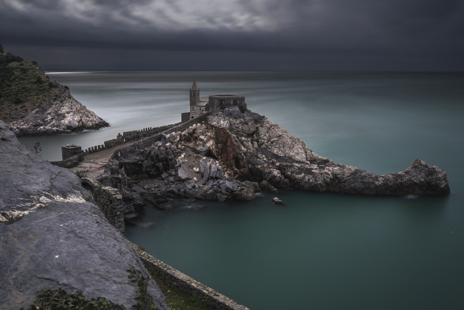 Обои картинки фото liguria,  italy, города, - дворцы,  замки,  крепости, побережье, замок, скала