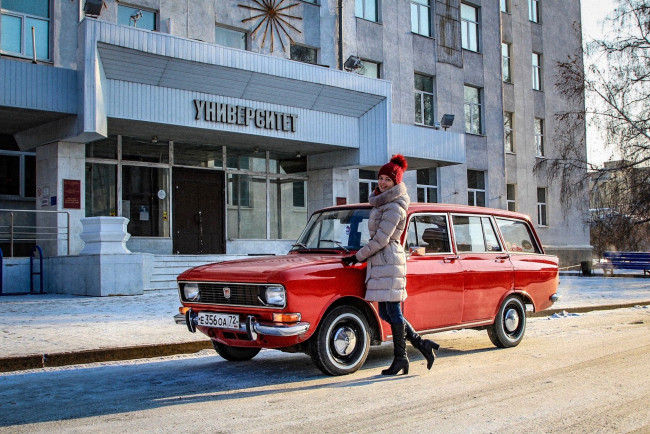 Обои картинки фото москвич- 2137, автомобили, -авто с девушками, москвич-, 2137, автомобиль, красный, универсал, ретро, девушка