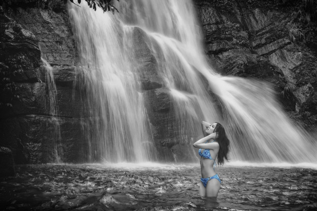 Обои картинки фото девушки, - азиатки, водопад, поток, азиатка, бикини