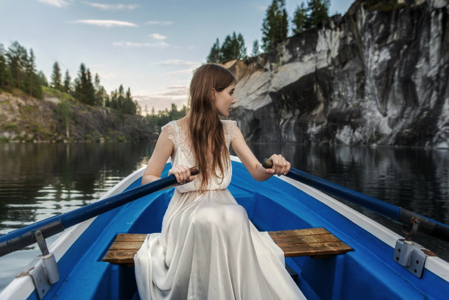 Обои картинки фото девушки, - брюнетки,  шатенки, река, лодка, весла, шатенка, платье