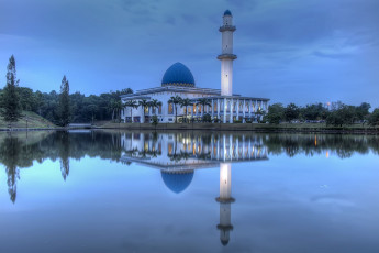 обоя малайзия, города, мечети, медресе, вечер, вода, минарет, сумерки, мечеть, отражение