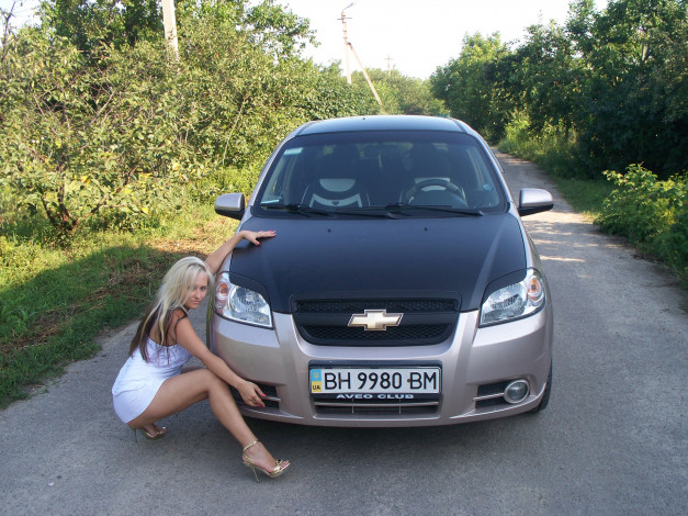 Обои картинки фото автомобили, авто, девушками, блондинка, платье, шевроле