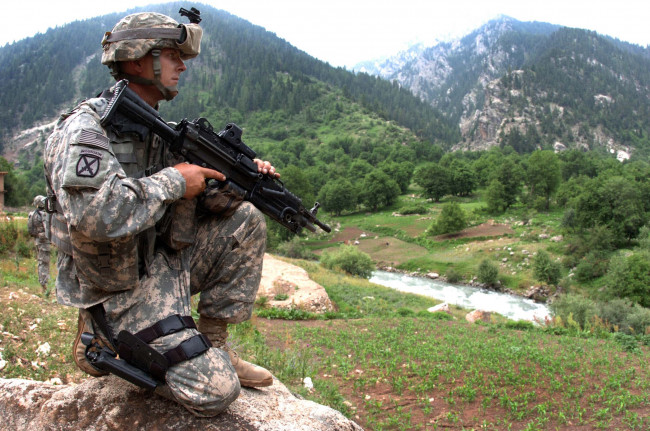 Обои картинки фото оружие, армия, спецназ, стрелок, автоматическое, горы
