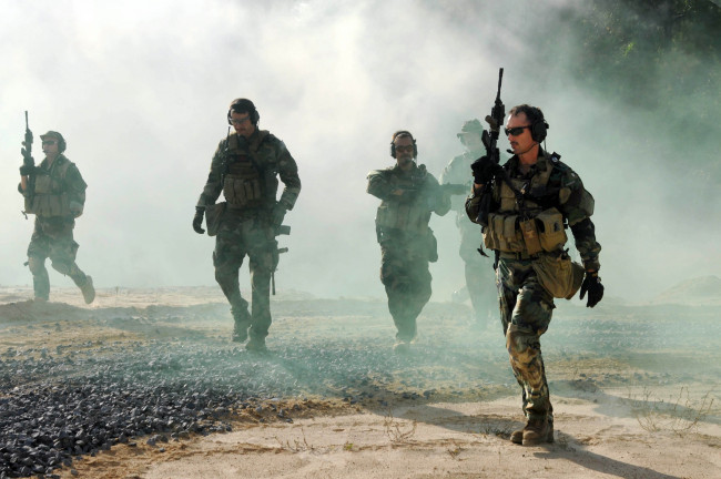 Обои картинки фото оружие, армия, спецназ, патруль, морская, пехота, река