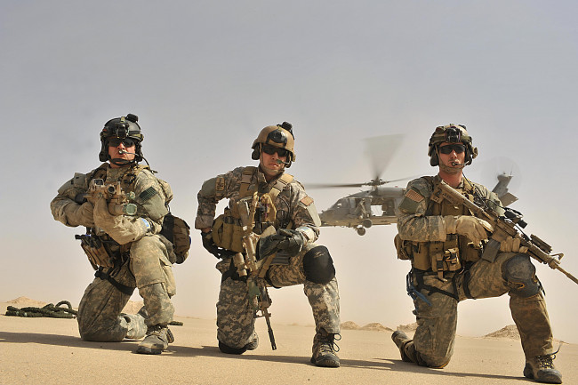 Обои картинки фото оружие, армия, спецназ, пехота, вертолет, пустыня