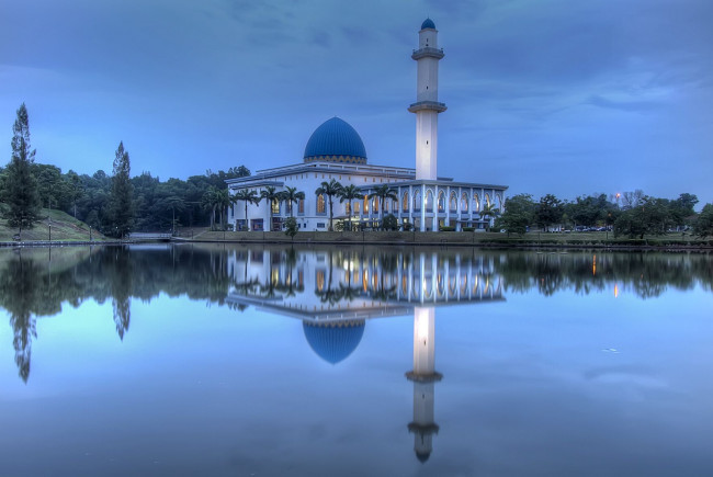 Обои картинки фото малайзия, города, мечети, медресе, вечер, вода, минарет, сумерки, мечеть, отражение