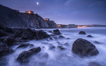 Картинка природа побережье синее луна берег камни скалы домики огни освещение ночь испания бискайский залив небо