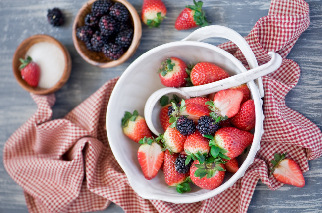 Обои картинки фото еда, фрукты, ягоды, ежевика, полотенце, клубника