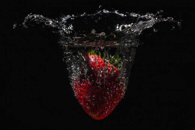 Обои картинки фото еда, клубника, земляника, ягода, вода