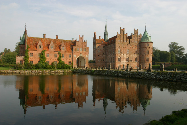 Обои картинки фото egeskov, castle, denmark, города, дворцы, замки, крепости, дания, замок