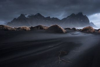 Картинка природа горы трава чёрный песок stockksness облака небо vestrahorn исландия