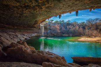 Картинка природа водопады озеро камни грот пещера скалы небо