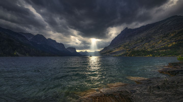 Картинка природа реки озера остров озеро лучи свет тучи небо горы