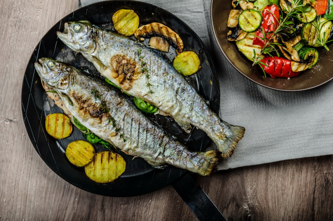 Обои картинки фото еда, рыбные блюда,  с морепродуктами, овощи, рыба, сковорода