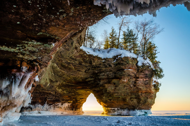 Обои картинки фото природа, побережье, лед, деревья, скала, арка