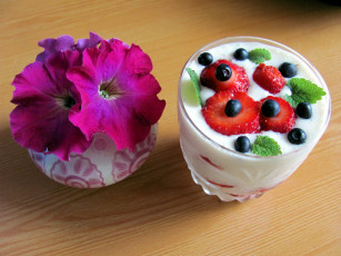 Картинка еда мороженое +десерты клубника черника петунии