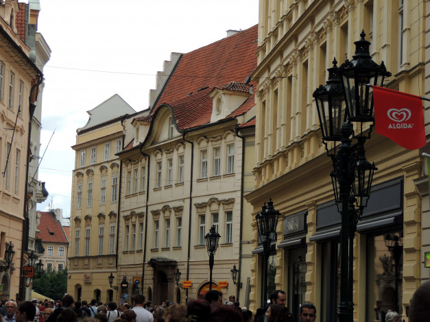 Обои картинки фото города, прага , Чехия, пешеходы, улочка, фонари
