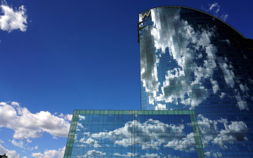 Картинка города барселона+ испания облака