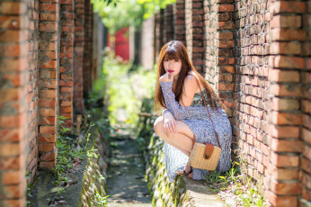 Картинка девушки -+азиатки рыжая сумка дома здания