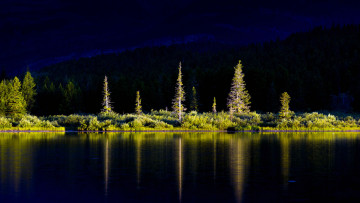 Картинка национальный+парк+glacier природа реки озера деревья солнечный свет вода рябь на воде горы растения лес озеро свифткаррент национальный парк глейшер монтана сша