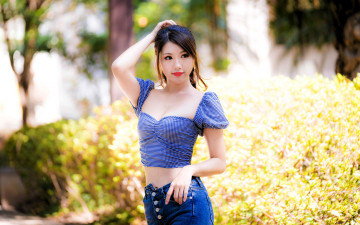 Картинка девушки -+азиатки шатенка топ джинсы парк