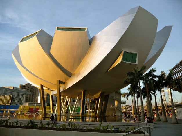 Обои картинки фото города, сингапур, пальмы, здание, фонтан, artscience, museum