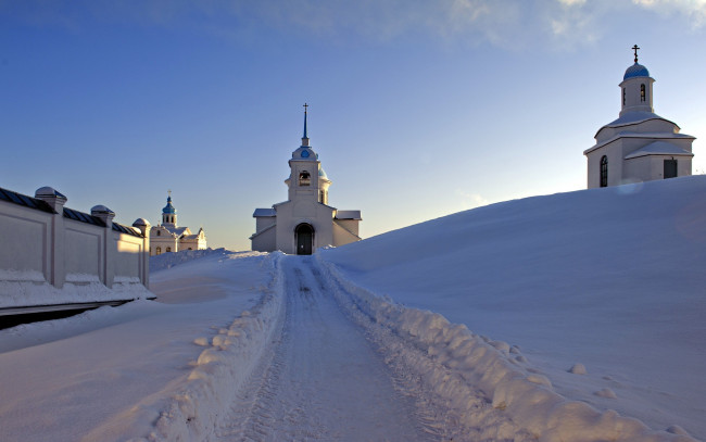 Обои картинки фото города, католические, соборы, костелы, аббатства, костел, зима, снег, дорога, сугробы