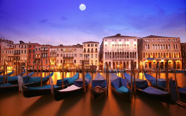 Обои картинки фото venice, italy, города, венеция, италия, гондолы, луна, вечер, канал, здания