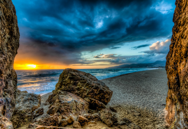 Обои картинки фото природа, восходы, закаты, океан, пляж, скалы, солнце