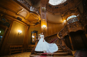 Картинка девушки -+невесты лестница невеста свадебное платье букет