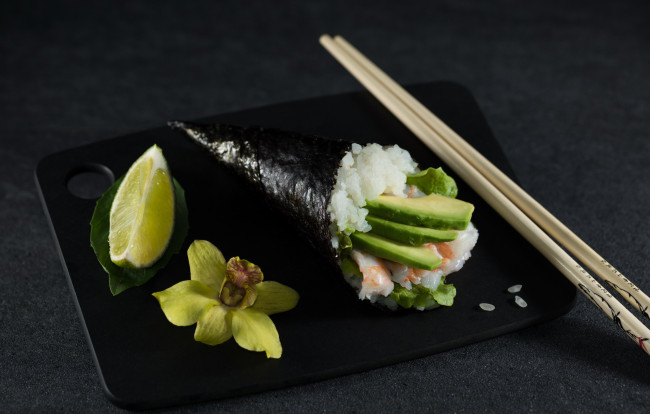 Обои картинки фото еда, рыба,  морепродукты,  суши,  роллы, японская, кухня, суши, авокадо, лимон