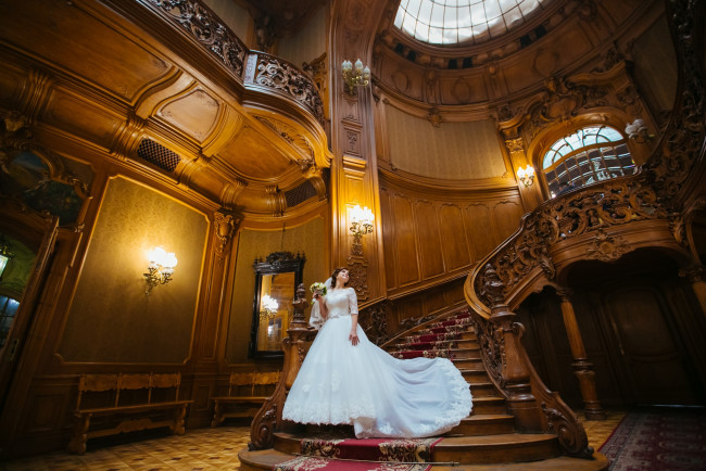 Обои картинки фото девушки, - невесты, лестница, невеста, свадебное, платье, букет