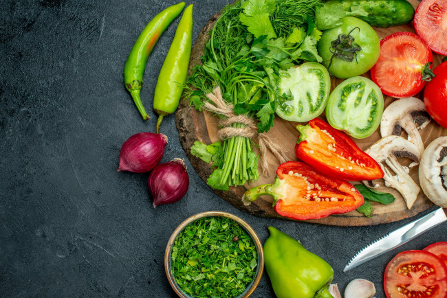 Обои картинки фото еда, овощи, помидоры, перец, лук, чеснок, зелень