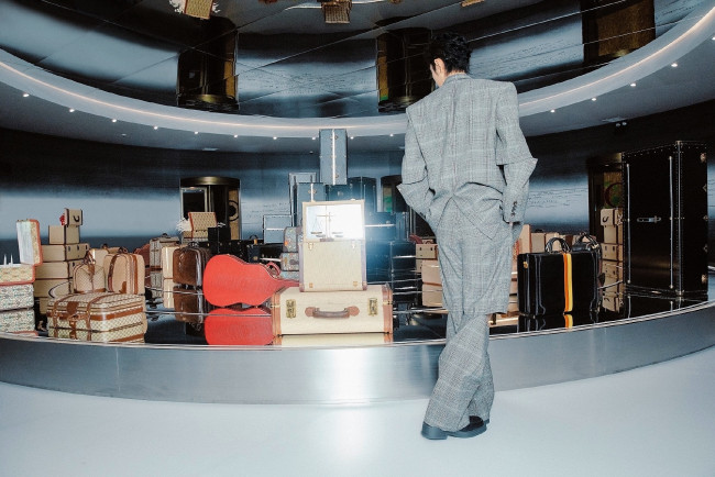 Обои картинки фото мужчины, xiao zhan, костюм, чемоданы, багаж
