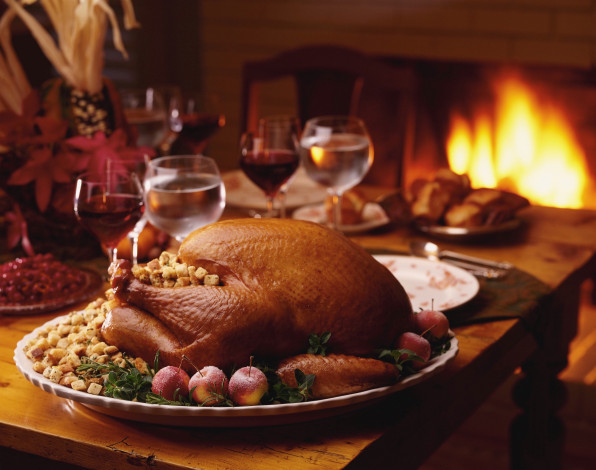 Обои картинки фото еда, мясные, блюда, индейка, фаршированная, стол, вино, камин, огонь