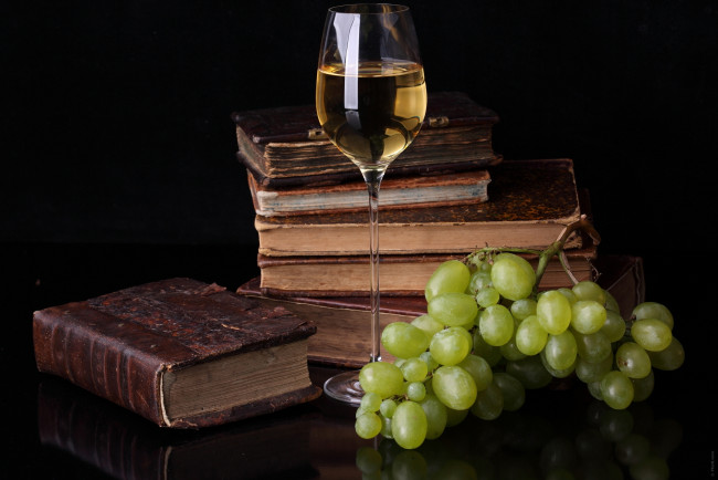 Обои картинки фото еда, натюрморт, виноград, отражение, стол, бокал, вино, книги