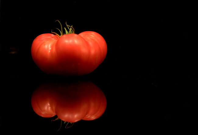 Обои картинки фото еда, помидоры, красный, отражение