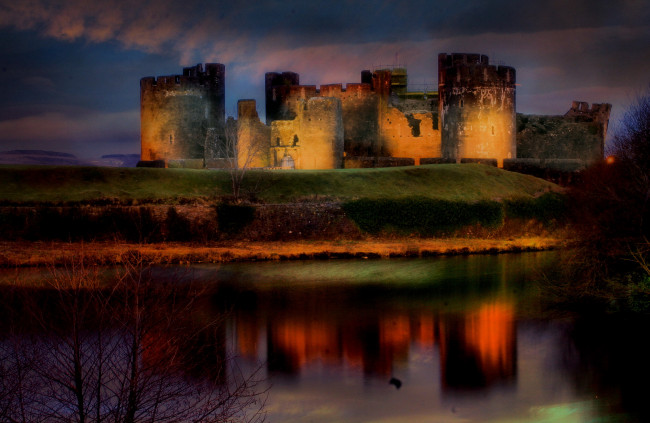 Обои картинки фото уэльс, caerphilly, castle, города, дворцы, замки, крепости, ночь, замок, огни