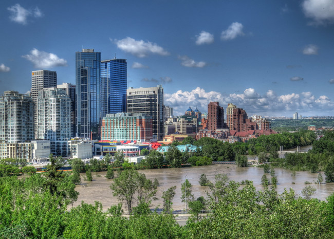 Обои картинки фото calgary, canada, города, панорамы, bow, river, деревья, калгари, канада, река, боу, здания