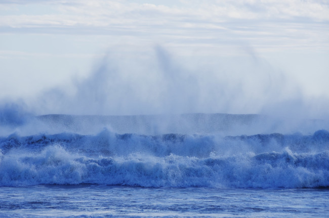 Обои картинки фото природа, моря, океаны, брызги, волны, стихия, облака, пена, прибой, берег