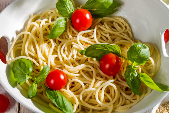 Обои картинки фото еда, макаронные блюда, спагетти, помидоры