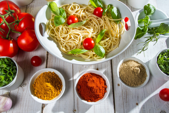 Обои картинки фото еда, разное, специи, спагетти, помидоры
