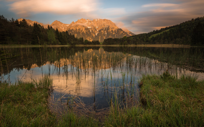 Обои картинки фото природа, реки, озера, зеркальное, берег, вечер, вода, альпы, отражение, горы, растительность, холмы, тишина, пейзаж, лес, облака, вершины, водоем, озеро, лето, небо, трава