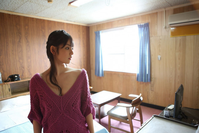 Обои картинки фото девушки, sayumi michishige, шатенка, свитер, комната