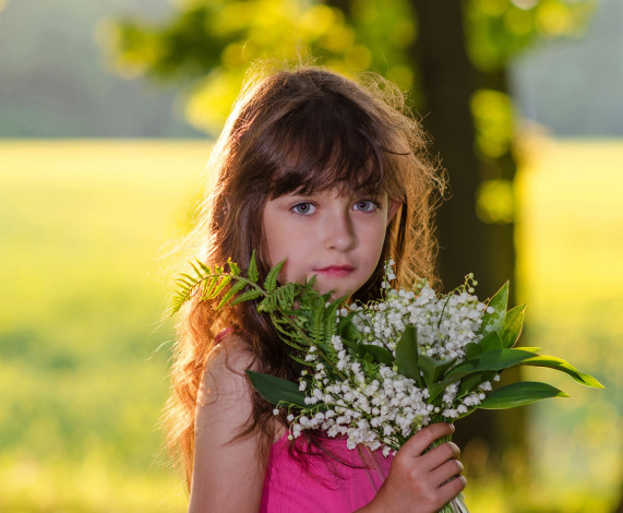 Обои картинки фото разное, дети, девочка, букет, ландыши, цветы