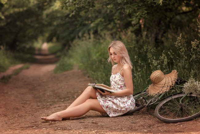 Обои картинки фото девушки, - блондинки,  светловолосые, велосипед, блондинка, шляпа, книга