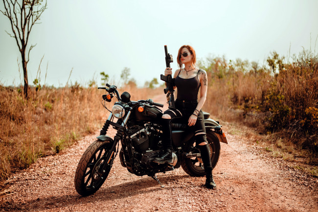 Обои картинки фото девушки, - девушки с оружием, мотоцикл, автомат, тату